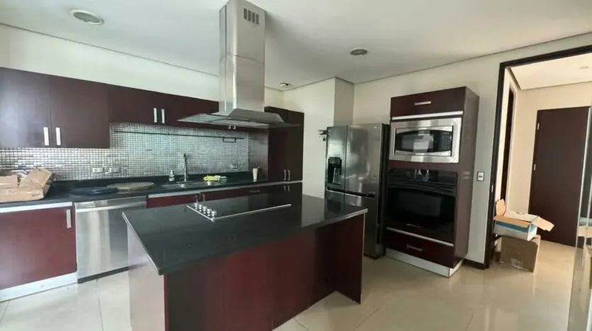 Room house 3 floors: living room, dining room, kitchen, 3 bathrooms, half bathroom, 3 bedrooms, living room TV, laundry, service room, bathroom