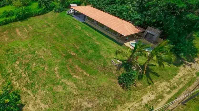 Discover your ideal home in Guacalillo, Puntarenas, in this beautiful house of 300 m2 of construction, located in a wide plot of 2,000 m2. The property offers two spacious ...