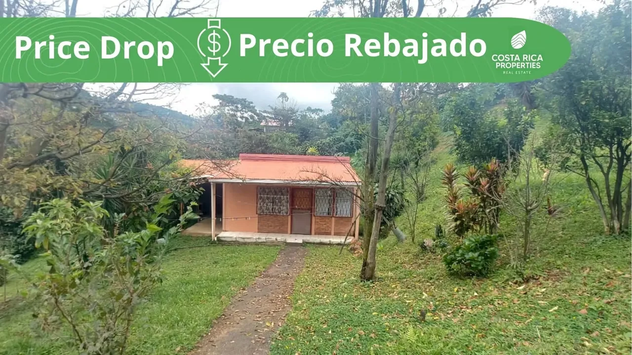 Casa en venta en Grecia, en amplio lote, con vistas a las montañas y rio al fondo