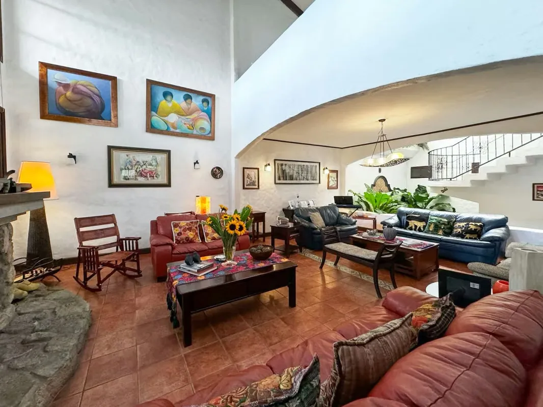 Se vende amplia Casa en residencial en Guayabos, Curridabat (AD).