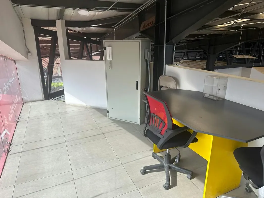 Common space of 65 meters, plus 6 separate offices