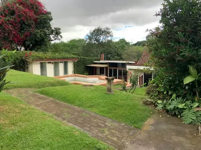 Venta de casa independiente con uso de suelo mixto. Granadilla, Curridabat