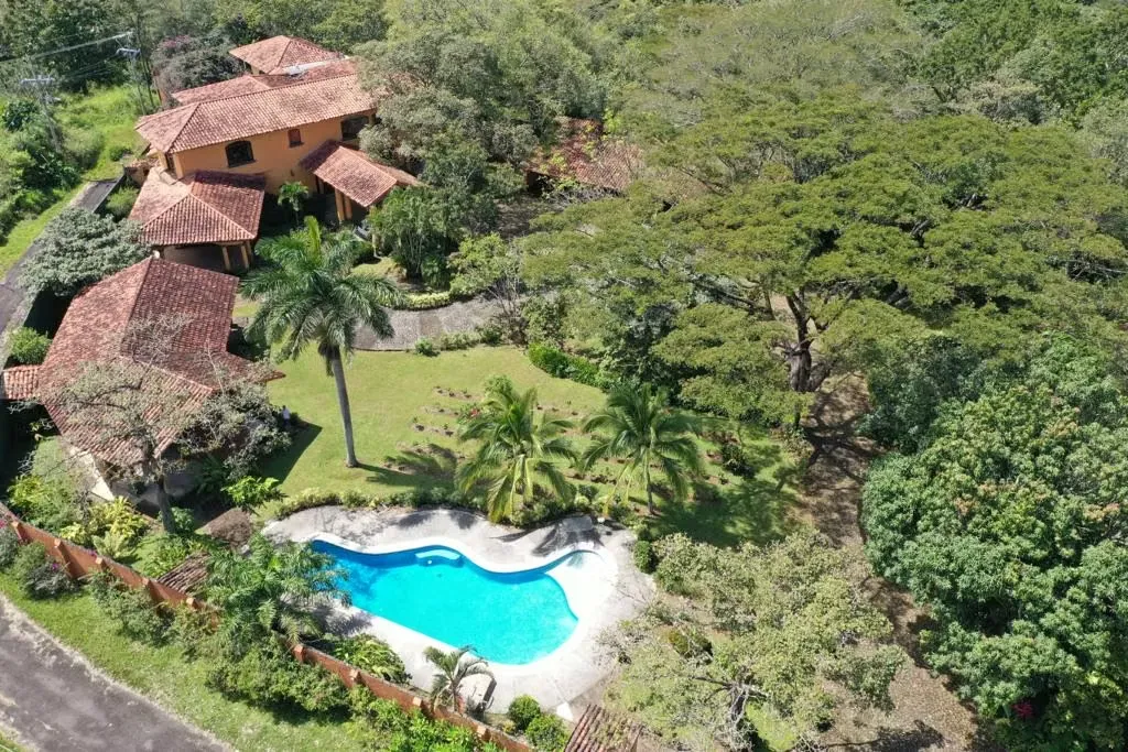 Casa de lujo en venta en Atenas, con piscina, pozo, apartamento y viñedo