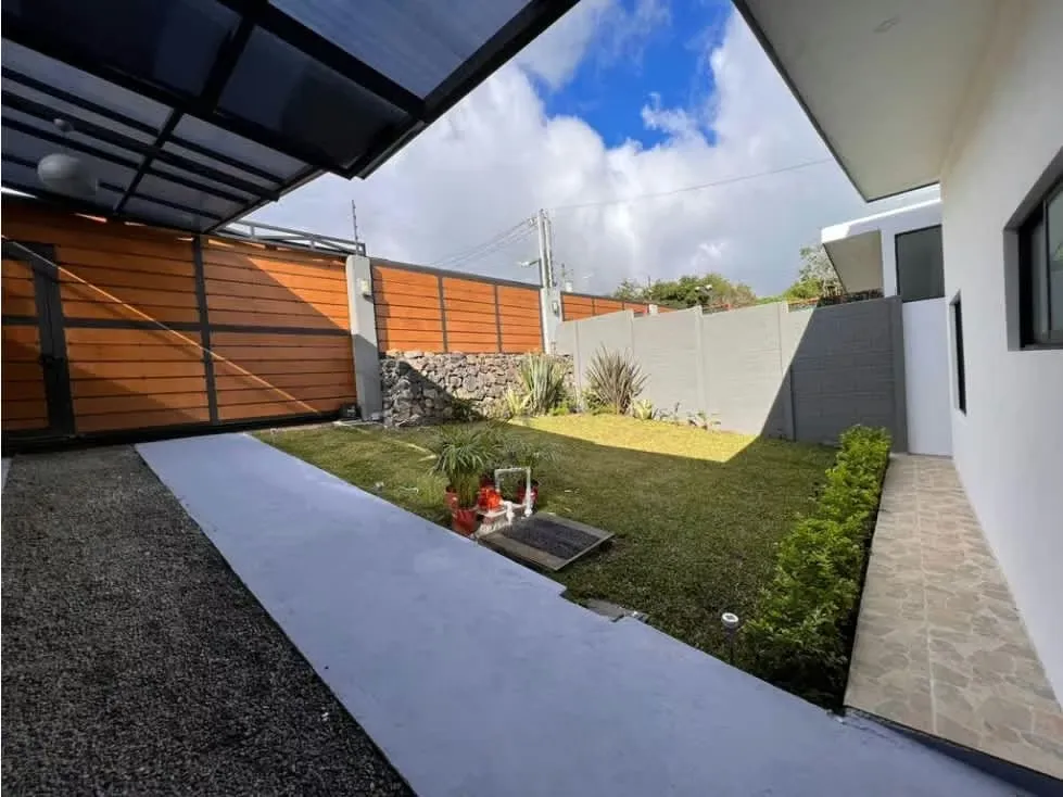 Venta de Casa con Piscina, San Isidro de Heredia 30500 (IH)