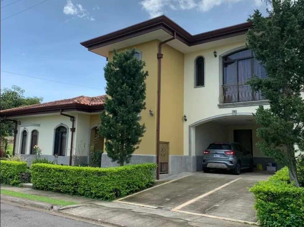 La casa cuenta con acabados de lujo y se encuentra en excelente estado.