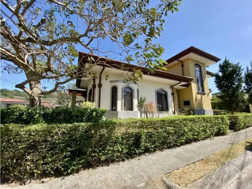 La casa cuenta con acabados de lujo y se encuentra en excelente estado. — photo 3