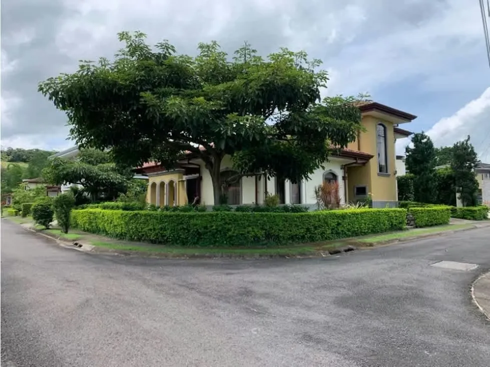 La casa cuenta con acabados de lujo y se encuentra en excelente estado. — photo 4