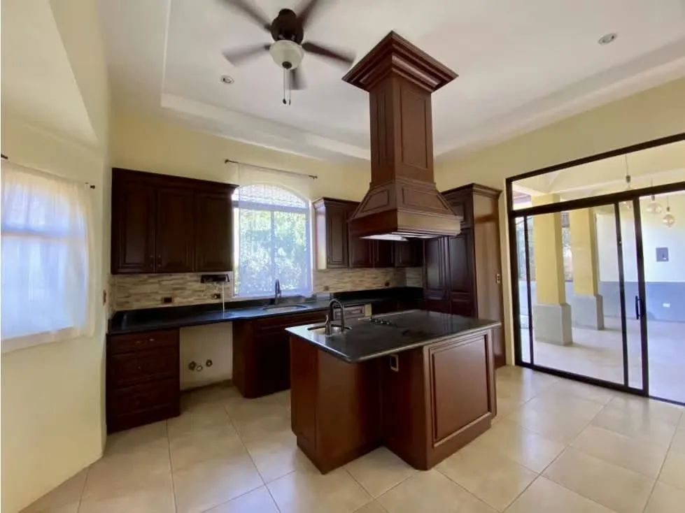 La casa cuenta con acabados de lujo y se encuentra en excelente estado. — photo 5