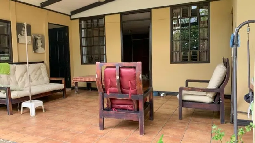 Large house for sale in Desamparados with 3 rooms.
