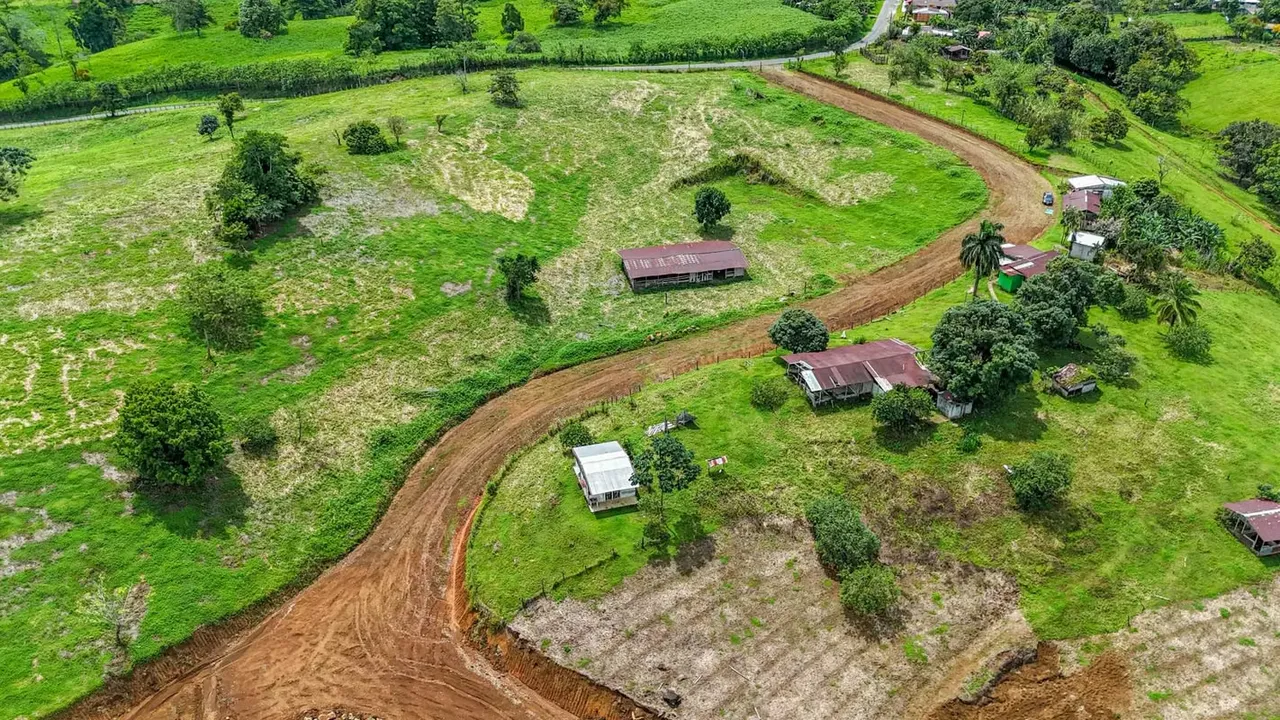 The estate is located in Heredia, in the canton of Sarapiquí, La Virgen district, 500 meters north of the urban center of San Ramón de La Virgen de Sarapiquí.