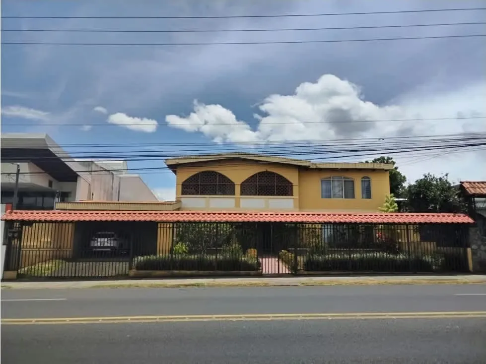 VENTA DE CASA CON USO DE SUELO MIXTO, ALAJUELA CENTRO