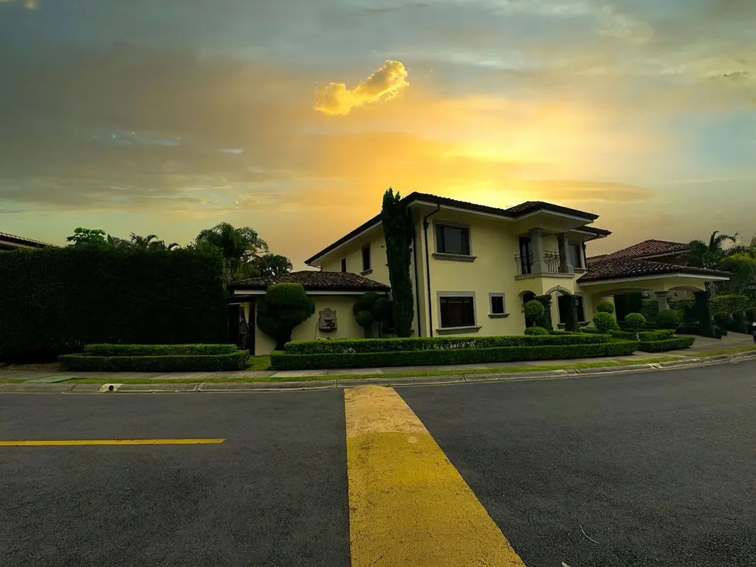 HOUSE FOR RENT IN CONDOMINIUM IN SANTA ANA