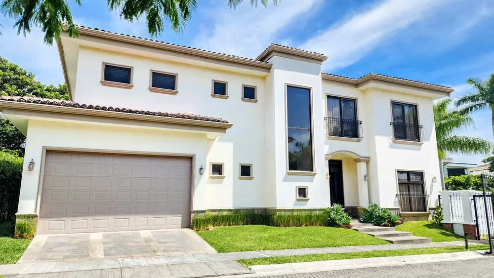 Ivory Estates: Lujosa casa estilo colonial con 5 dormitorios en Hacienda del Sol
