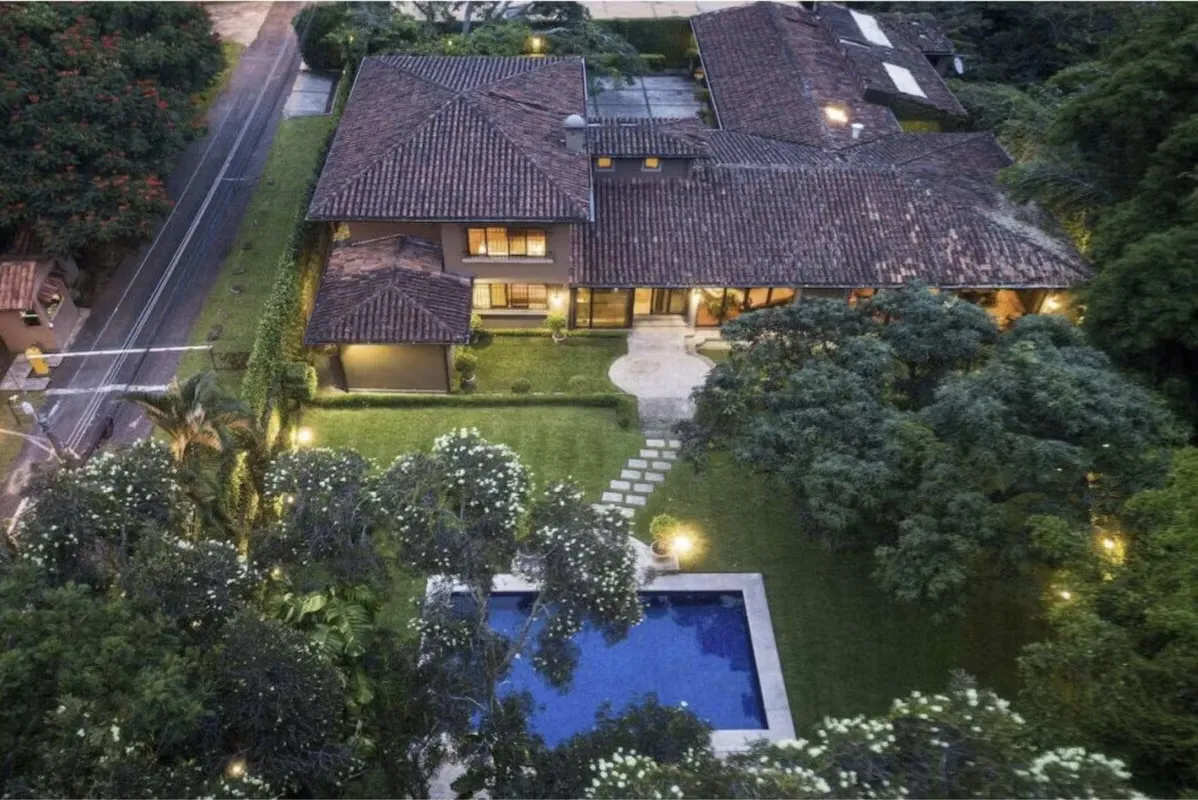Property with 5 rooms and 4 bathrooms in a secure residential community, ideal for those looking for privacy and comfort.