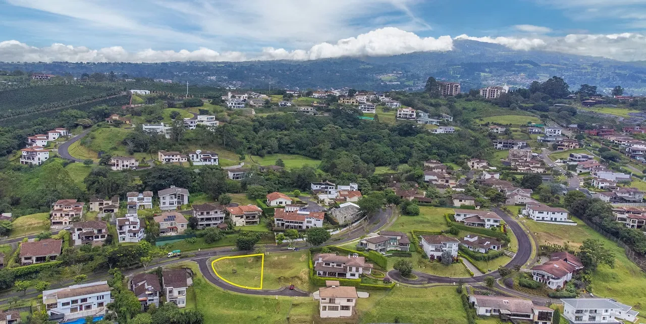 Sale of corner lot in Curridabat