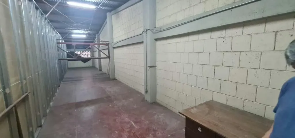 Bodega alquiler San José La Uruca Tibás con trifásico Área: 451m2 + oficinas Precio: 1.800.000= colones + iva Cuenta con trifásico 150 kva 2 parqueos fijos al frente y otros ... — photo 3