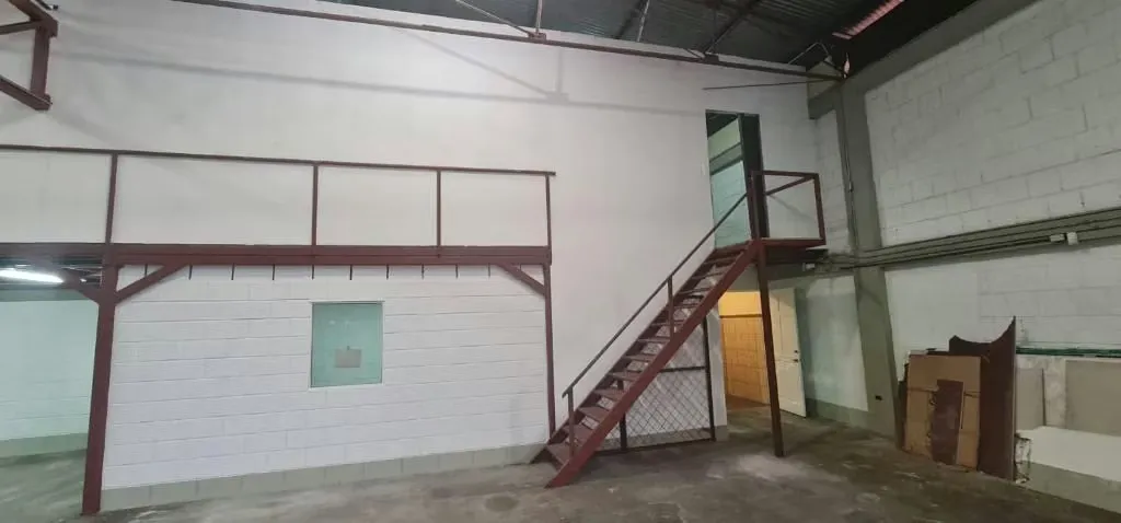Bodega alquiler San José La Uruca Tibás con trifásico Área: 451m2 + oficinas Precio: 1.800.000= colones + iva Cuenta con trifásico 150 kva 2 parqueos fijos al frente y otros ... — photo 4
