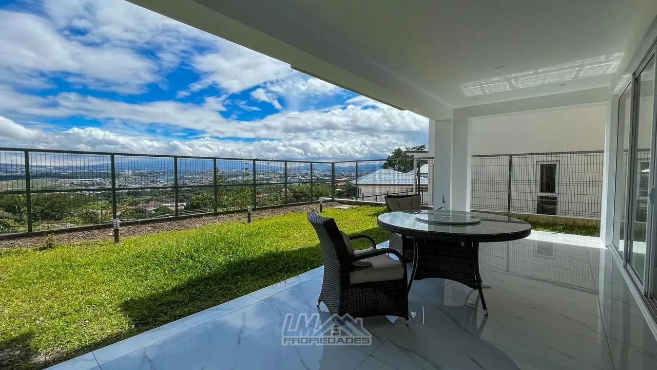 For Sale. Escazú. Family homewith excellent location and premium amenities.