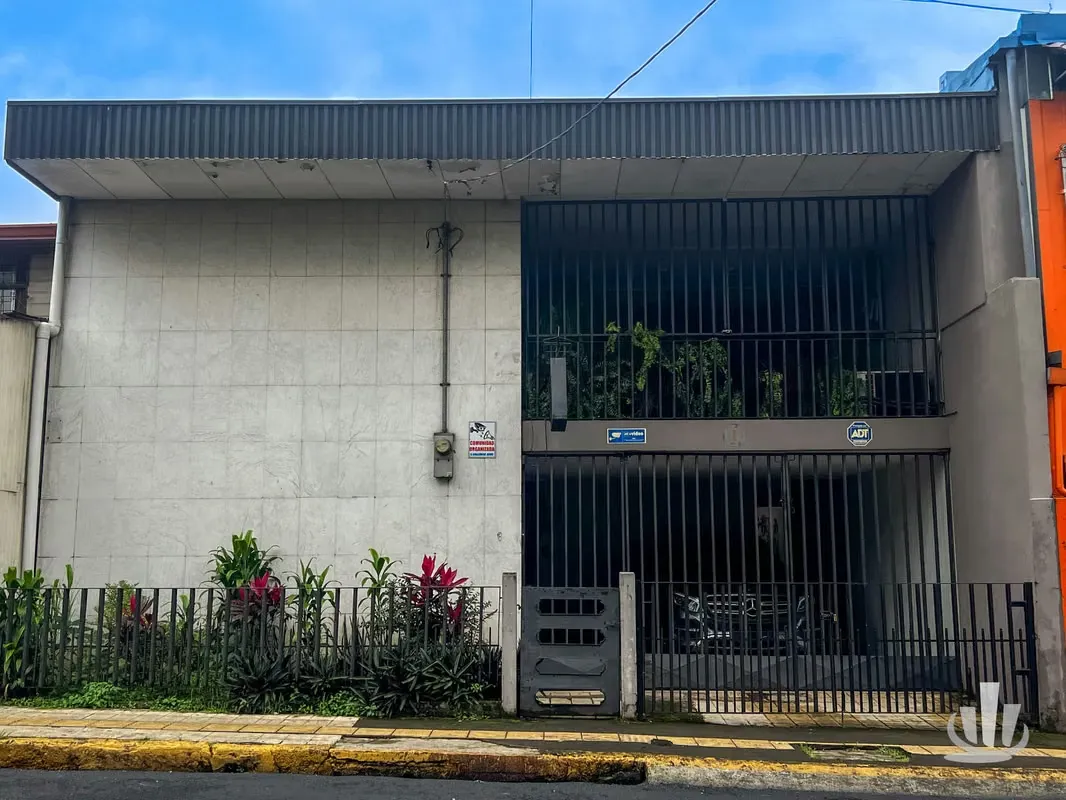 This property with mixed commercial-residential use, located in the heart of Alajuela in front of the park Prospero ...