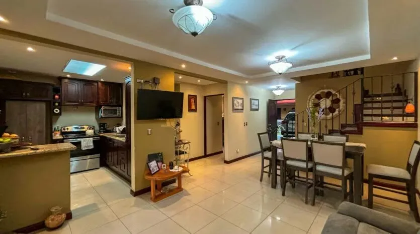 Venta de casa en San Rafael de Heredia con 4 habitaciones