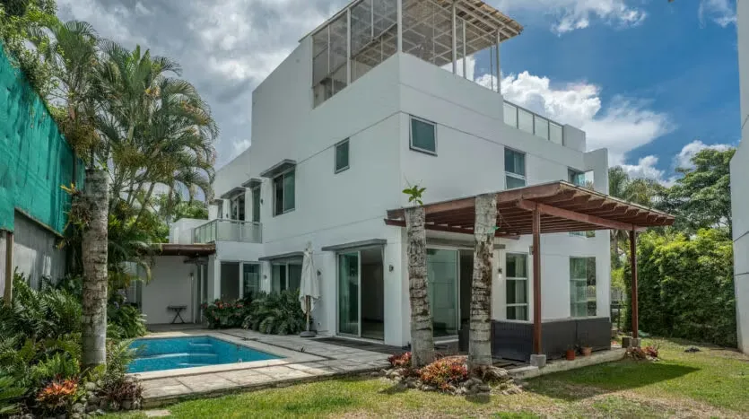 Venta de Remate Bancario con piscina privada en Escazú