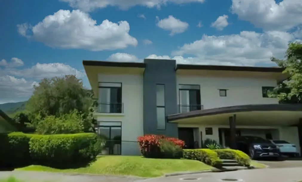 Modern house, surrounded by gardens in an exclusive condominium of Río Oro, Santa Ana, near schools, entertainment and services.