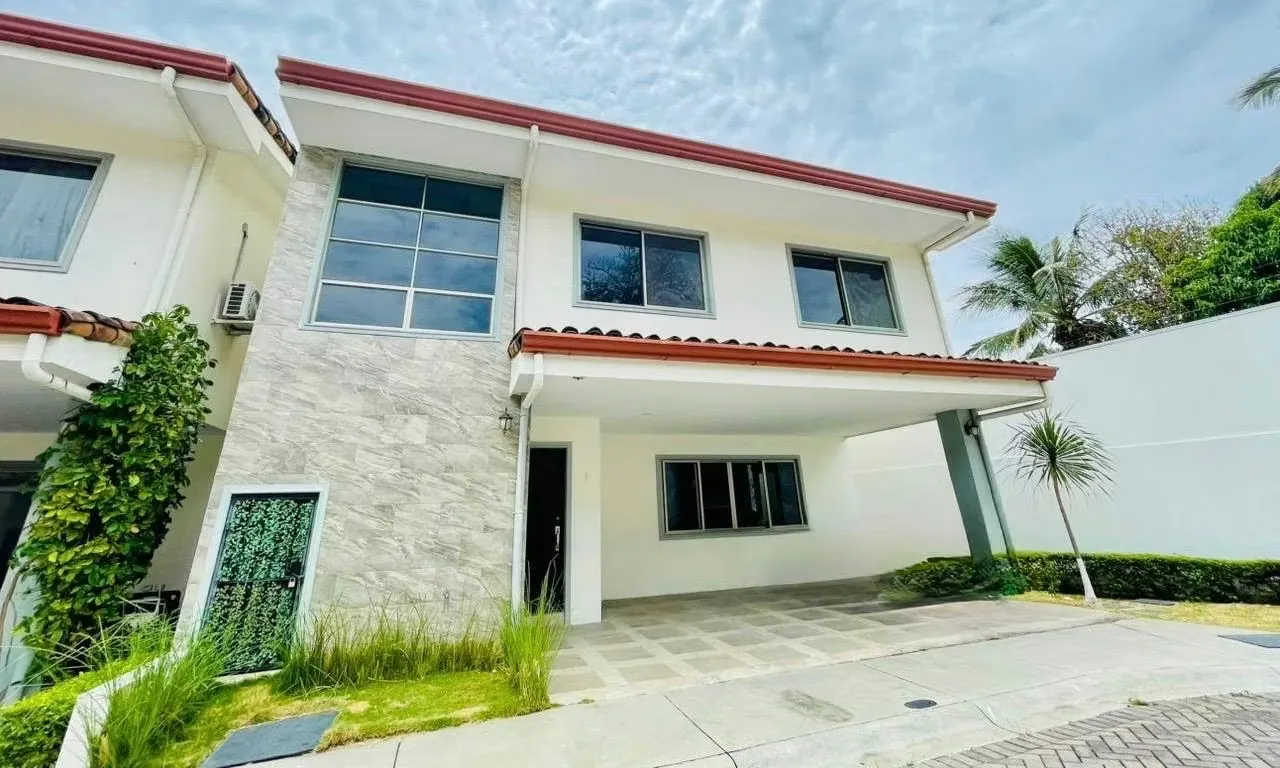 Room house 2 floors: living room, dining room, kitchen, 2 full bathrooms, 1 half bathroom 3 bedrooms, laundry TV room, Penthouse, balcony, cellar, garage ...