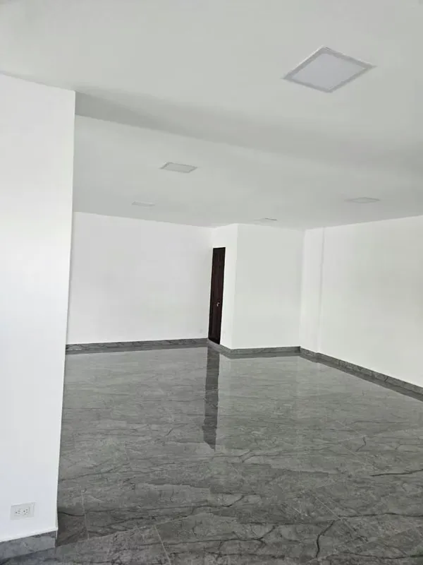 Espacioso local comercial con excelente ubicación
