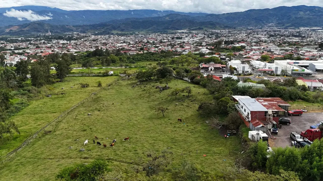 Strategic Location: With 50 meters of front on the main public street connecting Taras with Tierra Blanca in Cartago, this property offers incomparable ...