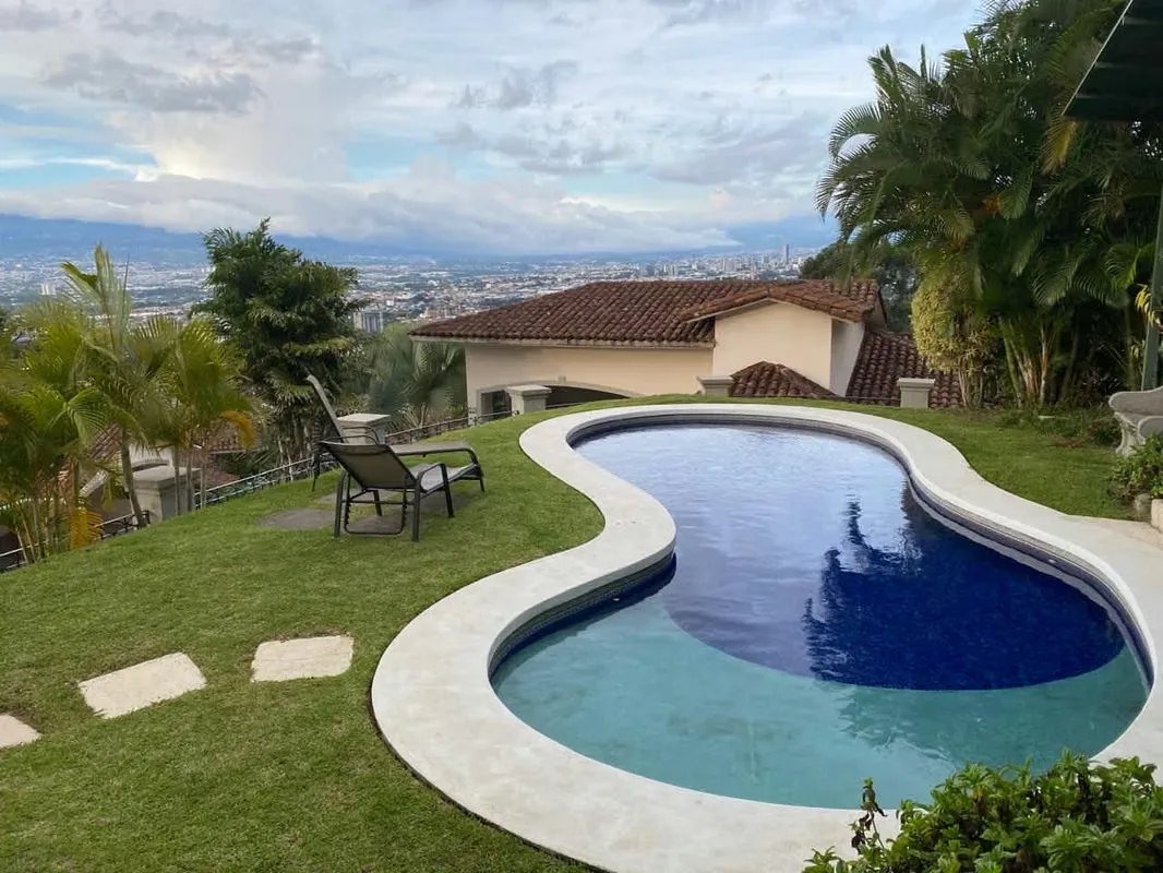 Escazu, Jaboncillo Casa en condominio, impresionantes vistas a volcanes y ciudad.