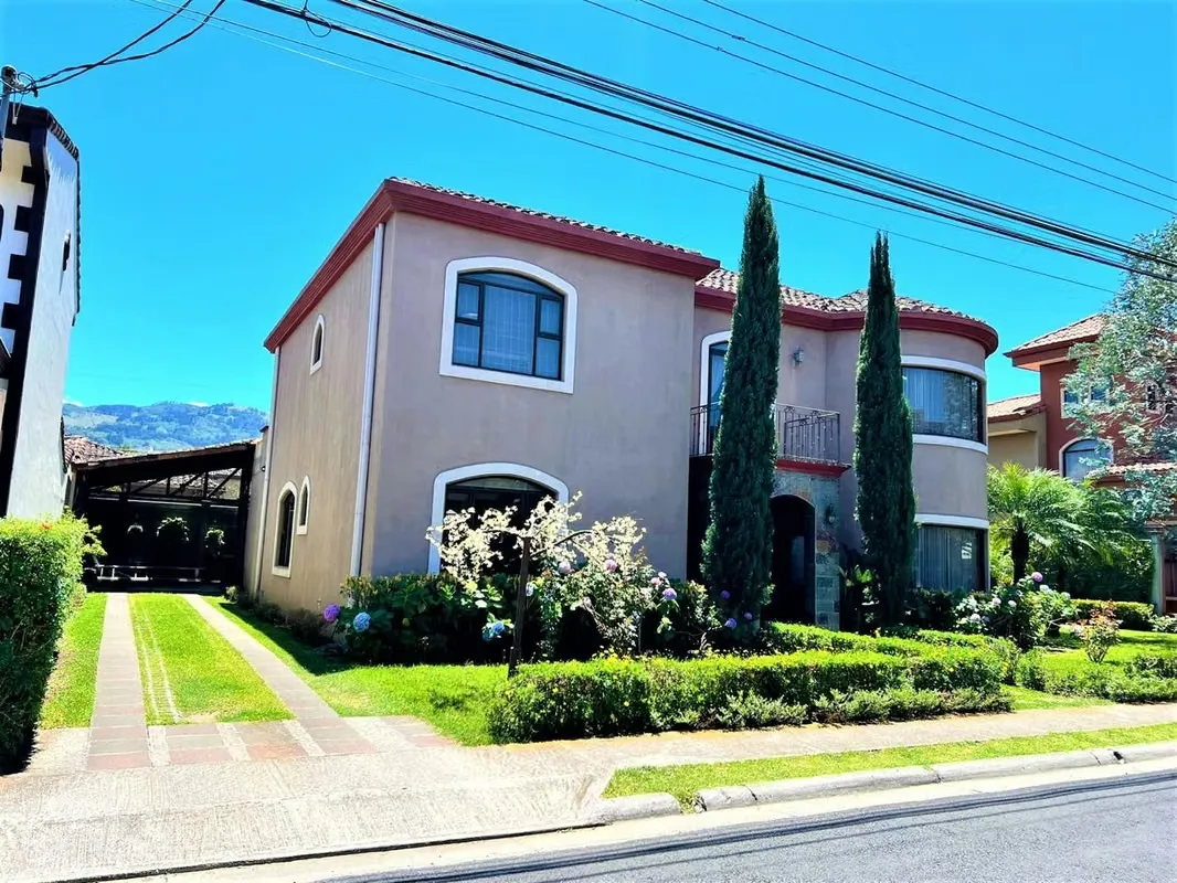 Two storey house sale in one of the luxury condominiums located in the area of Cartago.