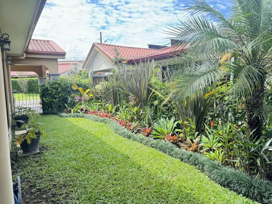 Se vende hermosa casa de un piso en Granadilla de Curridabat