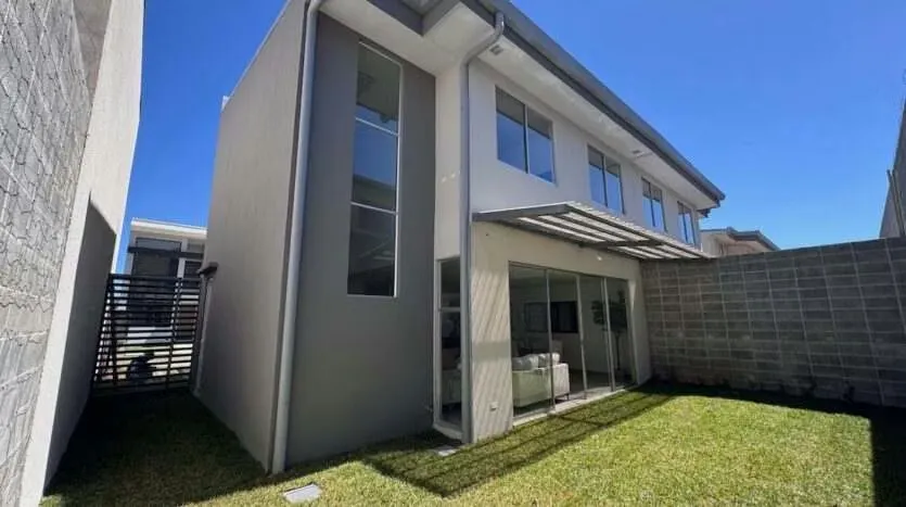Venta de casa en Curridabat en lote de 200m2.