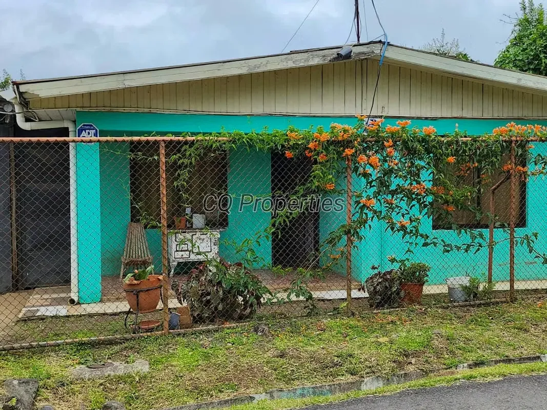 Propiedad con 2 casitas en San Isidro de Heredia, 2,498 mtrs2