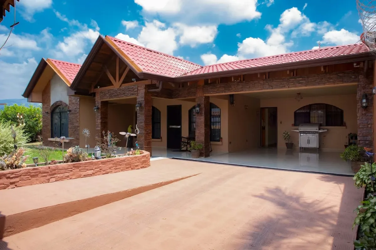 Casa en venta en Grecia, confortable y elegante