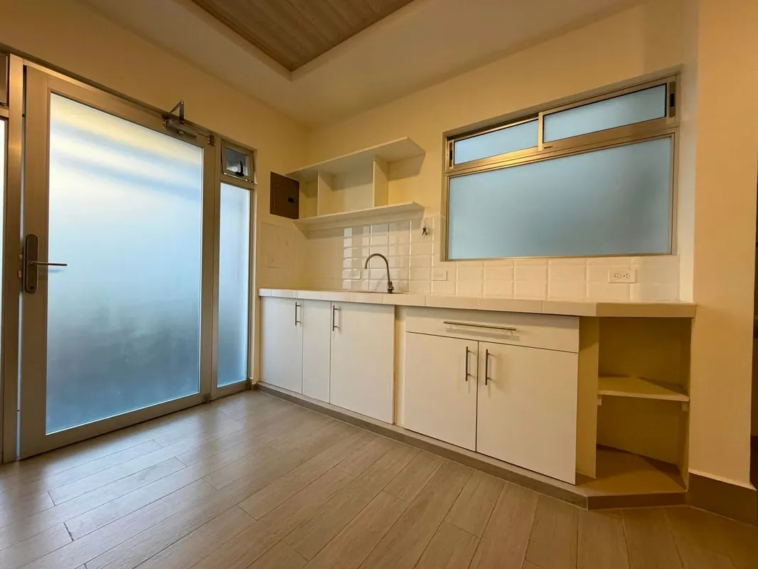 Tokyo is a modern, newly built studio apartment complex located next to the National University UNA in the María Auxiliadora neighborhood of San Pablo de Heredia, Costa Rica. Tokyo is ... — photo 4