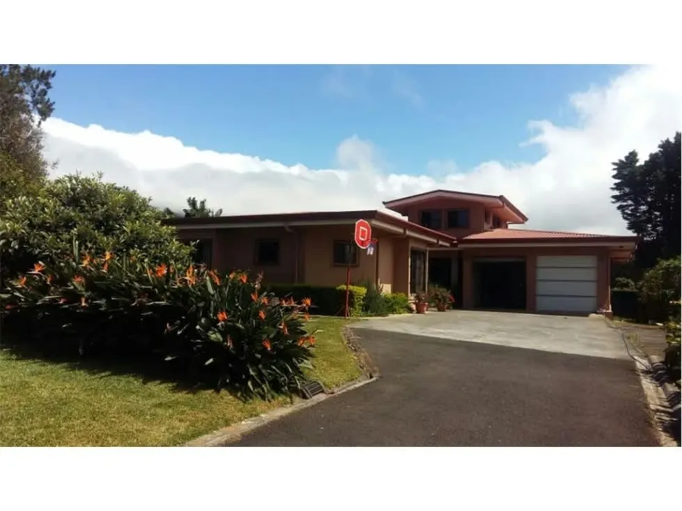 Venta de Propiedad con Dos Casas, San Rafael de Heredia 20677 (IH)