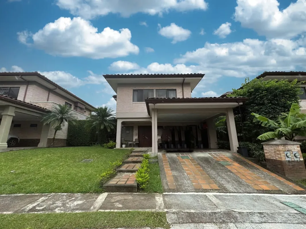 HOUSE RENTAL IN CONDOMINIUM - SANTA ANA