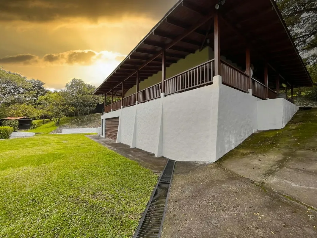 SE ALQUILA CASA TIPO HACIENDA ALTO de las PALOMAS, SANTA ANA*