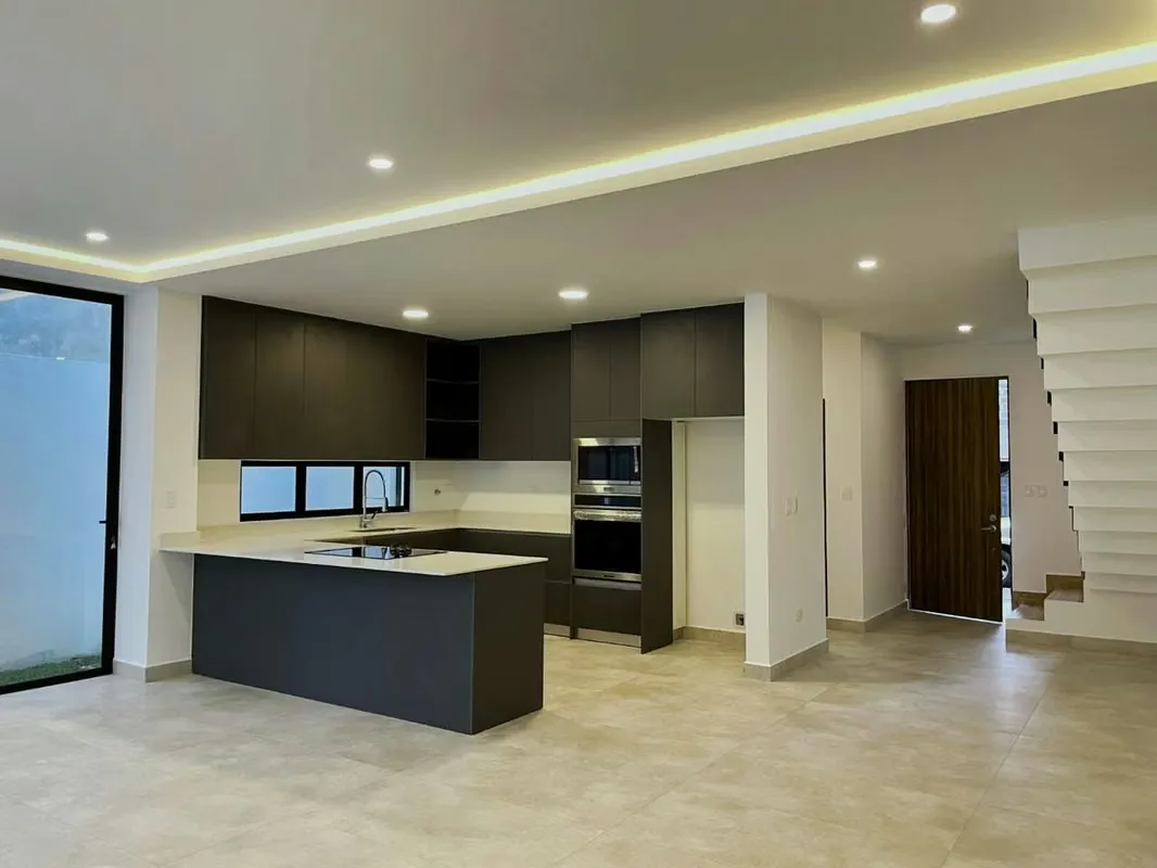 Spacious spaces, high-end finishes and excellent location in the center of Santa ...