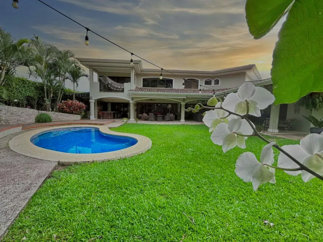 LUXURY HOME SALE - SANTA ANA, CUTE