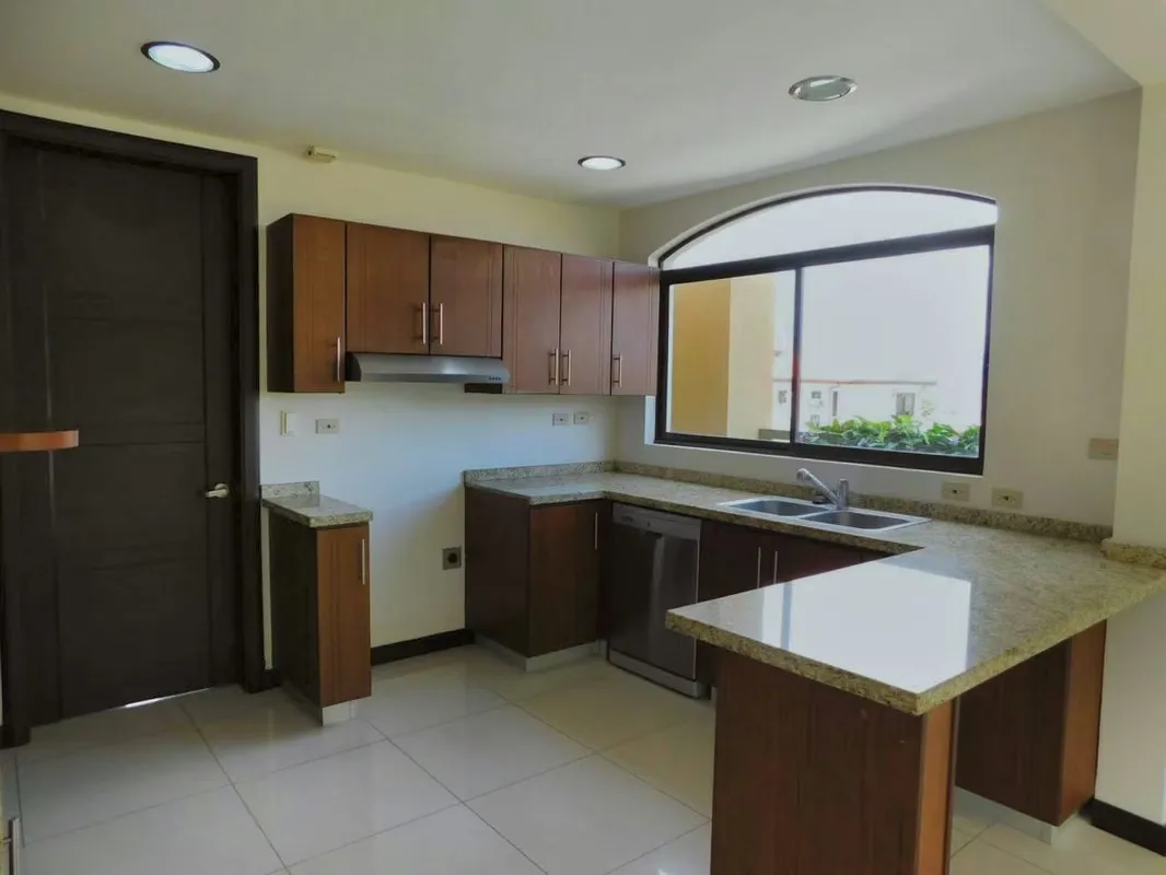 SALE OF HOUSE IN CONDOMINIUM - ESCAZÚ