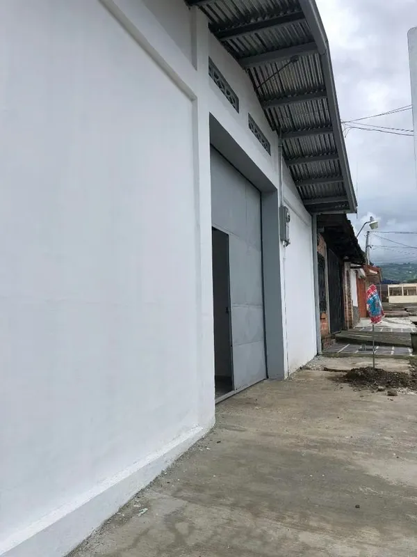 Bodega amplia altura más de 7 metros , cuenta con más de 300 metros de construcción toda en block , terreno de 220 metros