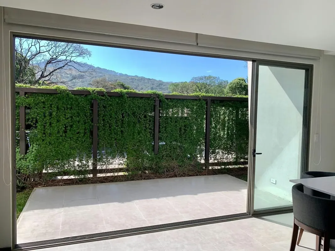 168 m2 (105 m2 habitable + 32 m2 of private garden + 28 m2 of 2 parks INDEPENDENTS + 3 m2 of Bodega)