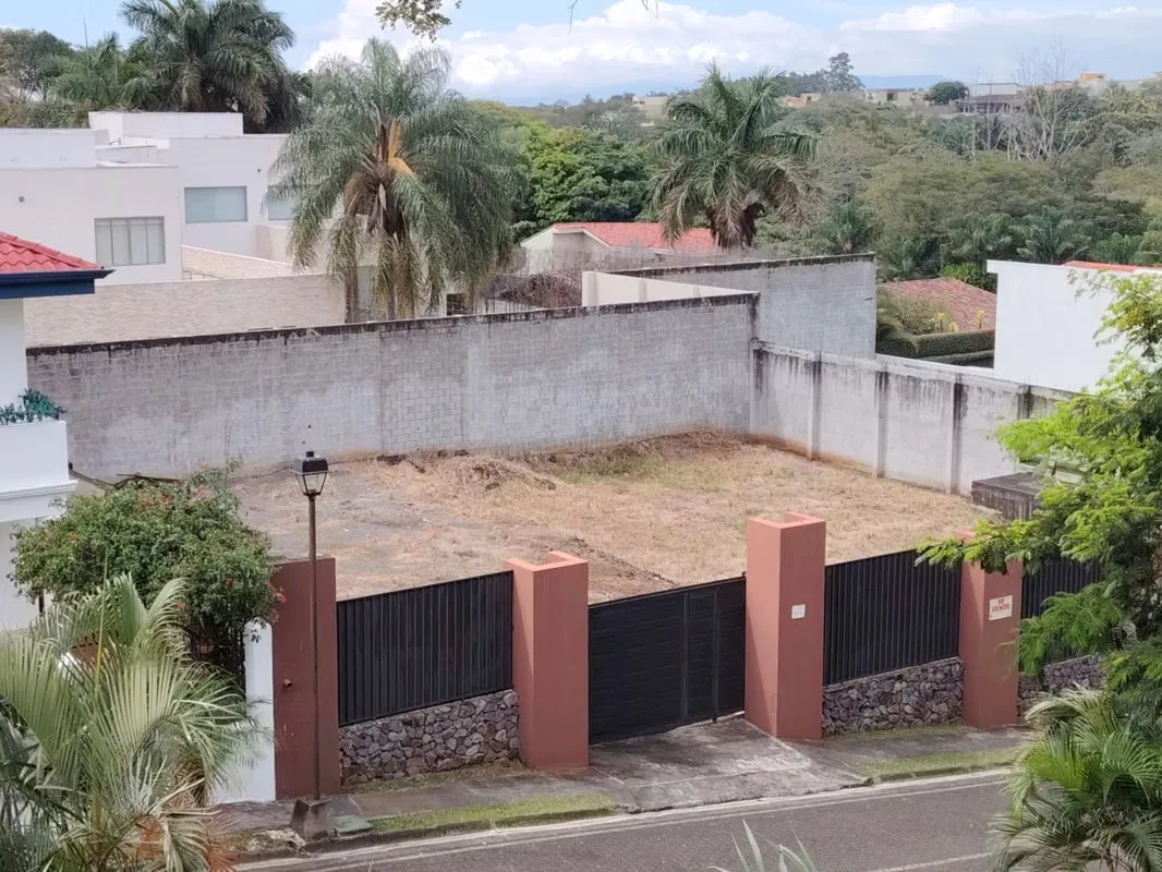 EN VENTA -  AMPLIO LOTE EN EXCLUSIVO RESIDENCIAL – LA ASUNCION, BELEN