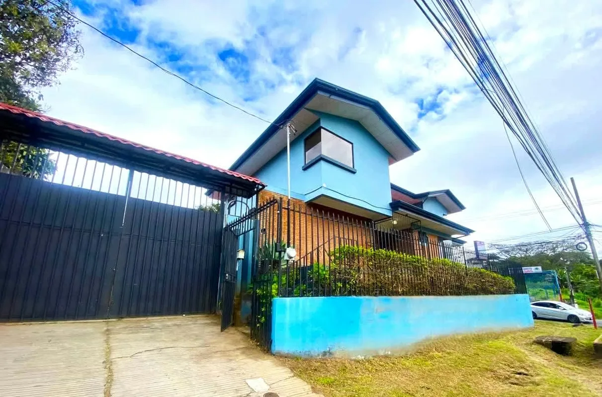 It sells large property with mixed soil use of 588 m2 of land and 300 mts2 of construction; in a privileged location of Santo Domingo de Heredia. Located in front of a main road and ...