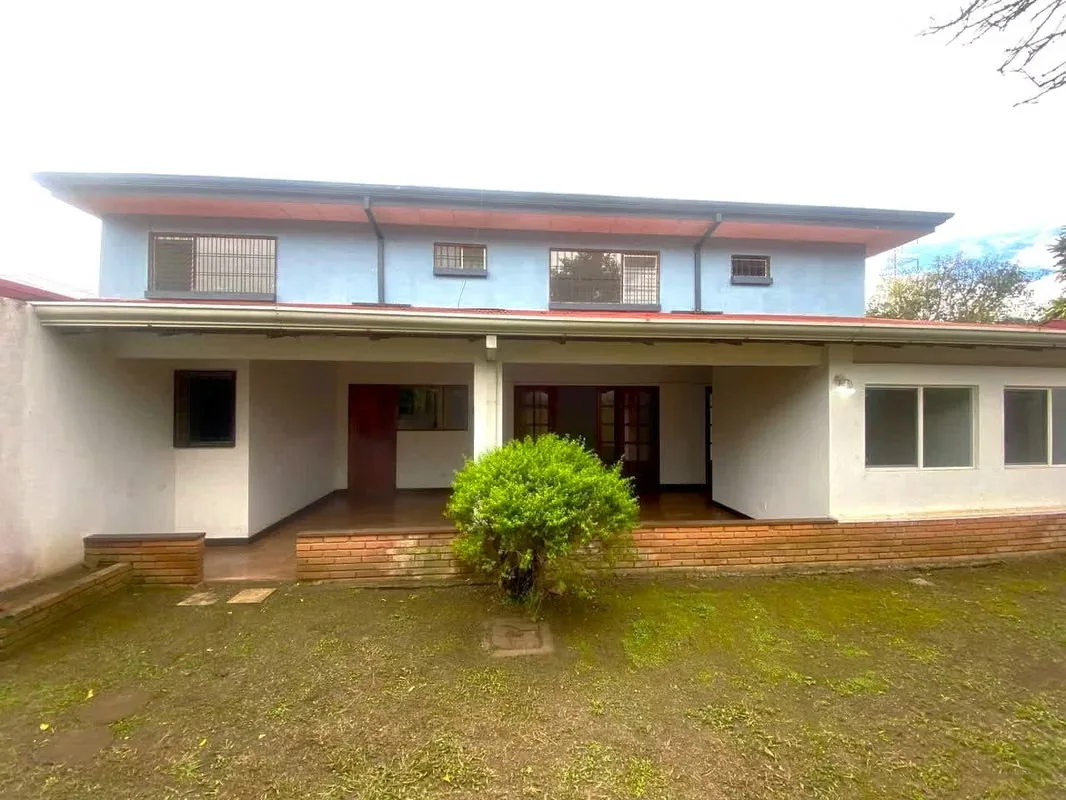 It sells large property with mixed soil use of 588 m2 of land and 300 mts2 of construction; in a privileged location of Santo Domingo de Heredia. Located in front of a main road and ... — photo 2