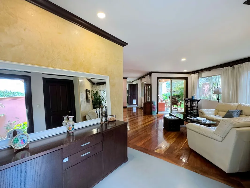 Two storey house in condominium, the same has 3 large bedrooms, 3.5 bathrooms, TV room, modern kitchen ...