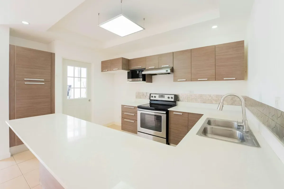 SALE OF HOUSE IN CONDOMINIUM - LOMAS DE SANTA ANA