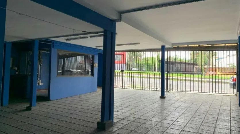 Code: 118099 Take advantage of this unique investment opportunity! This 2-level commercial building is strategically located in Zapote, just 700 metres from the social security ...